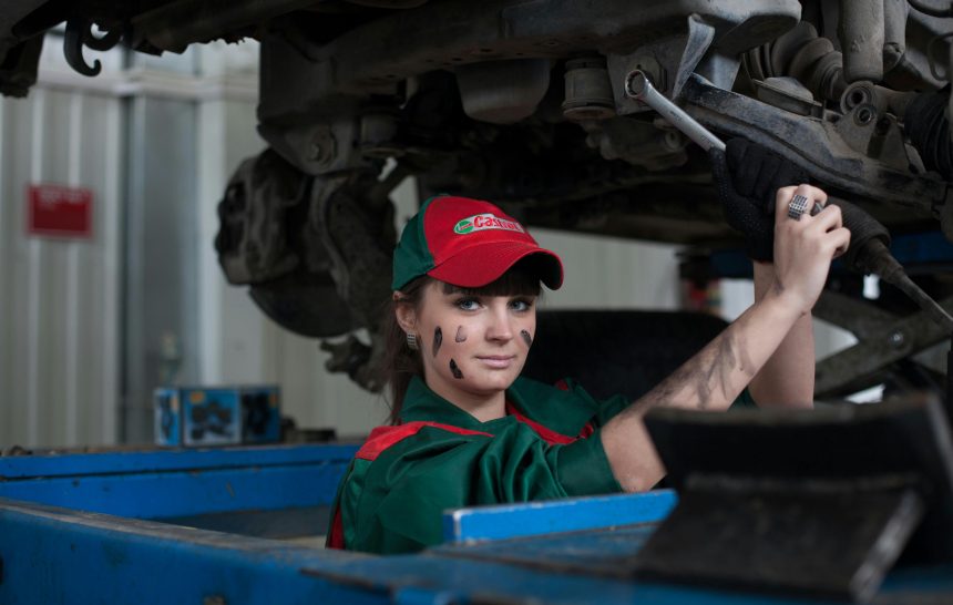 How Logbook Servicing Differs from Regular Car Servicing